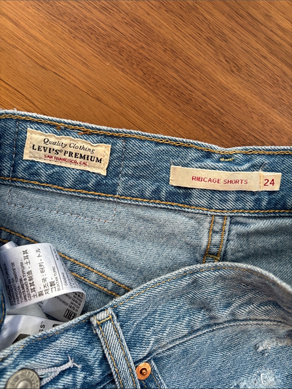 LEVI’S RIBCAGE HIGH RISE DENIM SHORTS - Picture 6 of 10